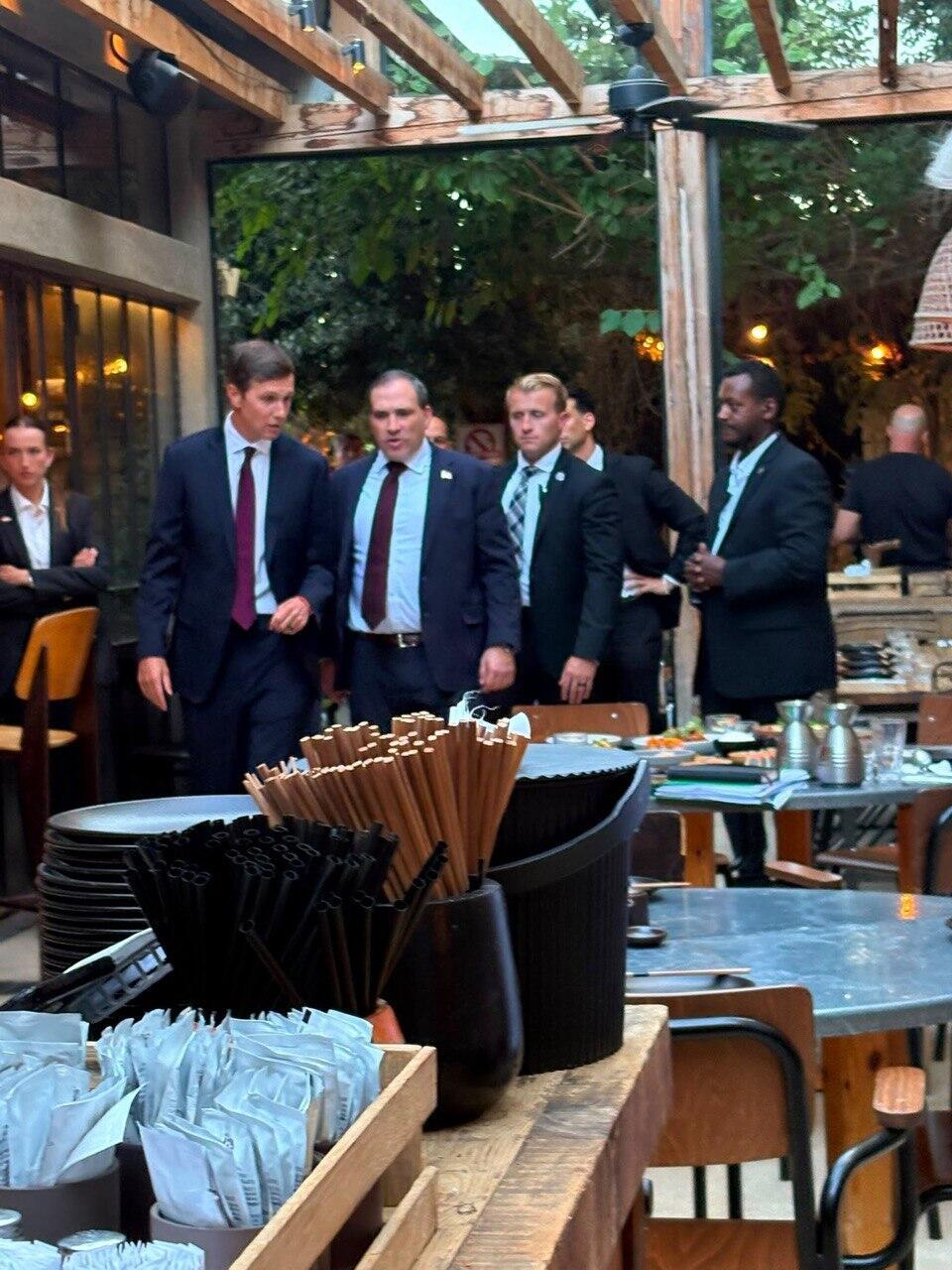 Kushner with his team at the restaurant קושנר עם צוותו במסעדה בירושלים