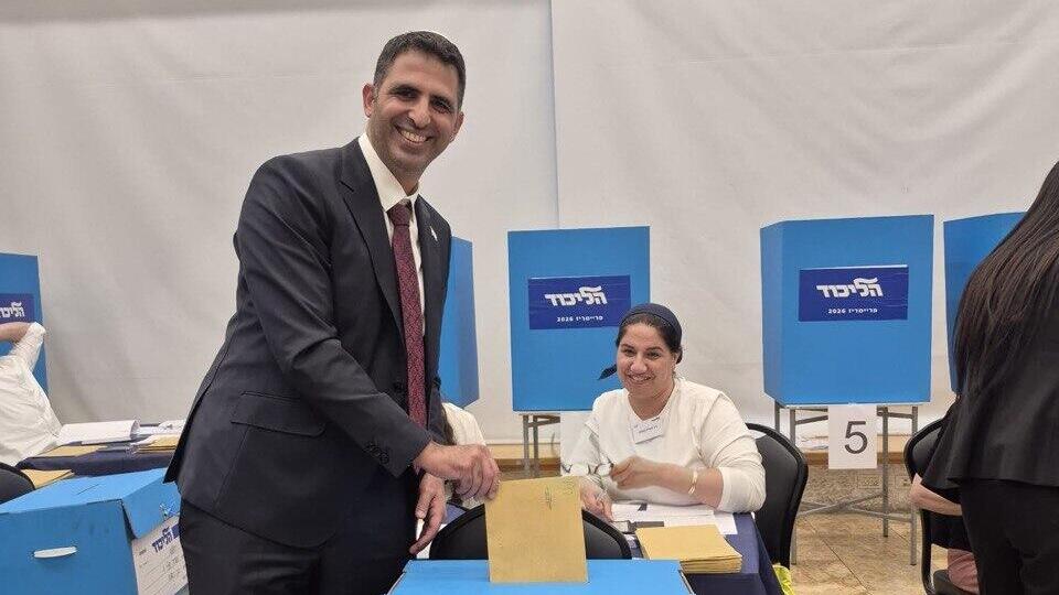 Communications Minister Shlomo Karhi votes in the Likud primary קרעי בקלפי הבחירות לפריימריז בירושלים