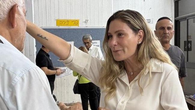 אסנת זוהר מגיעה לקלפי בראשל״צ  המועמדת של יאיר נתניהו