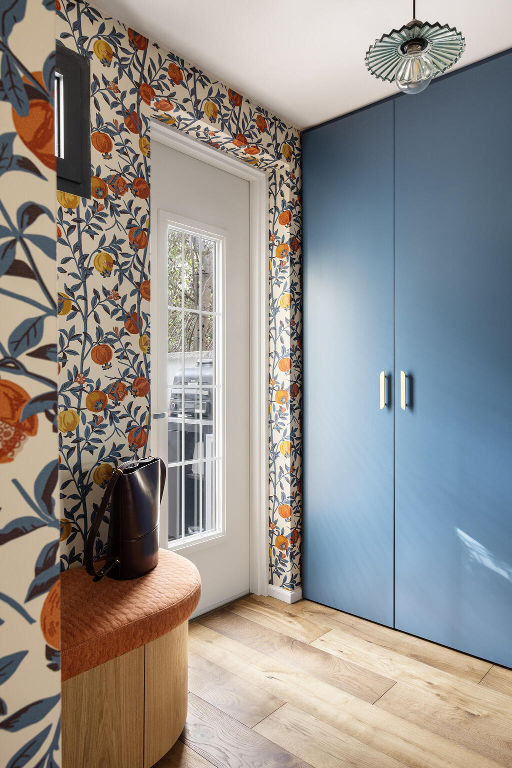 Bold wallpaper and ample storage on the way to the garden (Photo: Itay Benit) בית ברחובות, עיצוב: נועה רודוי