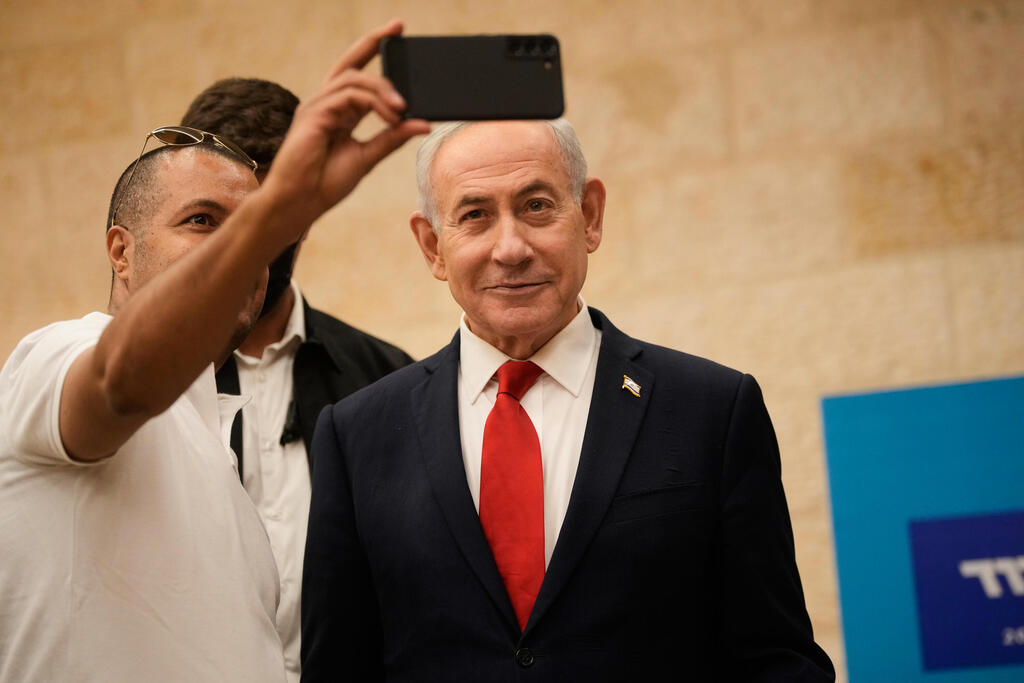 Prime Minister Benjamin Netanyahu votes in the Likud primaries (Photo: AP Photo/Ohad Zwigenberg, Pool) ראש הממשלה בנימין נתניהו מצביע בפריימריז לליכוד