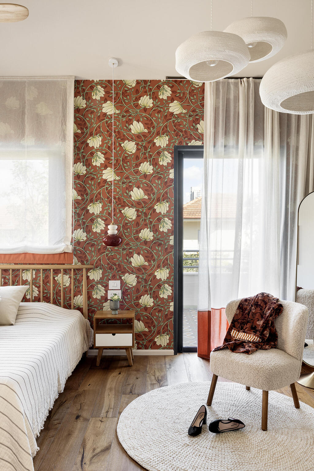 Burgundy-toned floral wallpaper that served as the design anchor (Photo: Itay Benit) בית ברחובות, עיצוב: נועה רודוי