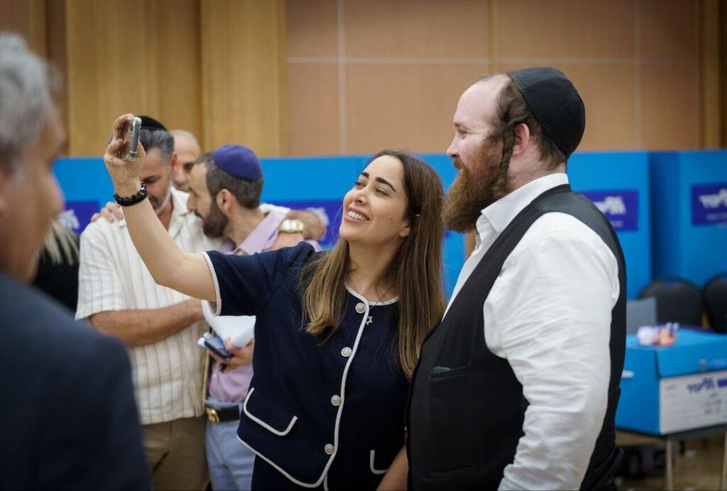 Minister May Golan taking a selfie with a voter (Photo: Shalev Shalom) מאי גולן עם הבוחרים