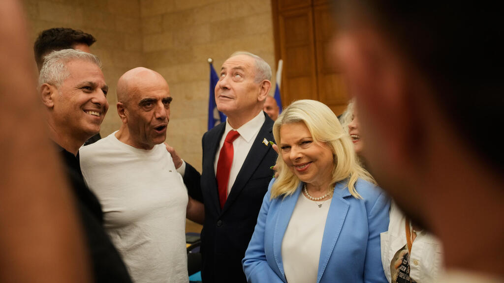 Биньямин и Сара Нетаниягу на праймериз, 17 августа (Фото: AP Photo/Ohad Zwigenberg, Pool) ראש הממשלה בנימין נתניהו מצביע בפריימריז לליכוד