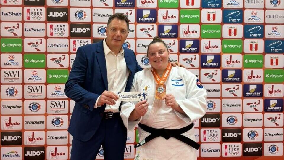 She dedicated her medal to fallen soldier Yonatan Gutin and to all IDF soldiers (Photo: IJF) רז הרשקו עם מדליית הארד