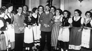 נשים מקיפות את אדולף היטלר, 1943