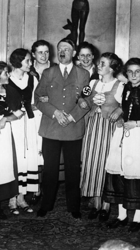 נשים מקיפות את אדולף היטלר, 1943