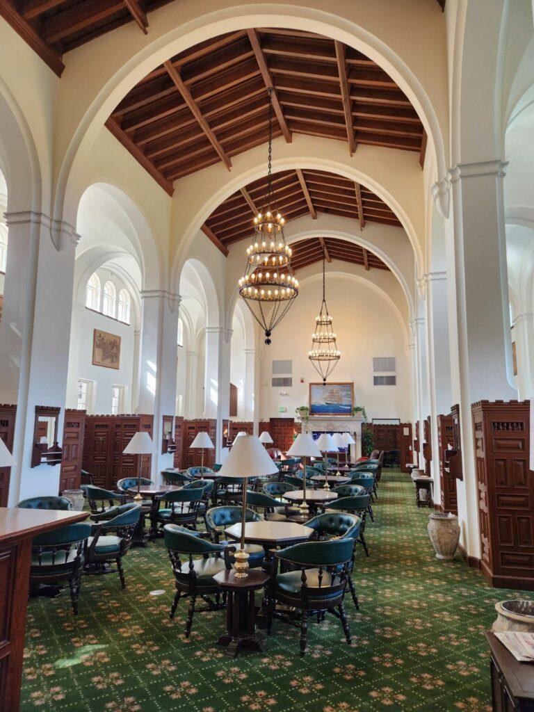 The interior room (Photo: The Historic Preservation Association of Coral Gables) אינדיאן קריק קאנטרי קלאב במיאמי