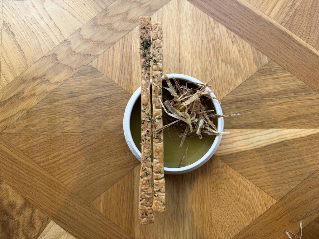Creamy Jerusalem artichoke soup (Photo: Courtesy of Chef Haim Dayan, Botanica Hotel and Terrace restaurant, Fattal Hotels) מרק קרם ארטישוק ירושלמי