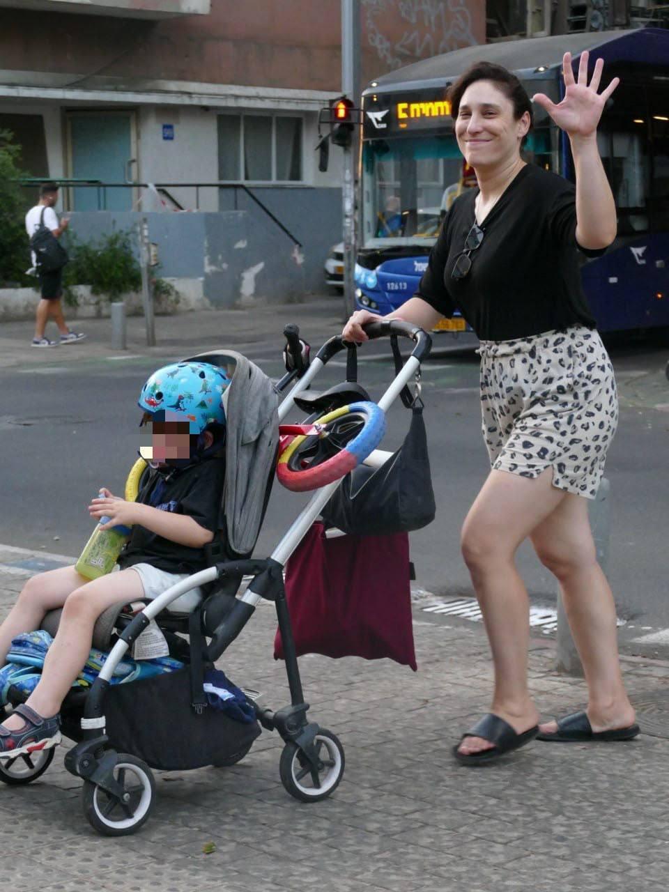 את עושה לנו חמסה או שלום? (צילום: אמיר מאירי ) פפראצי גיתית פישר יחד עם הבן