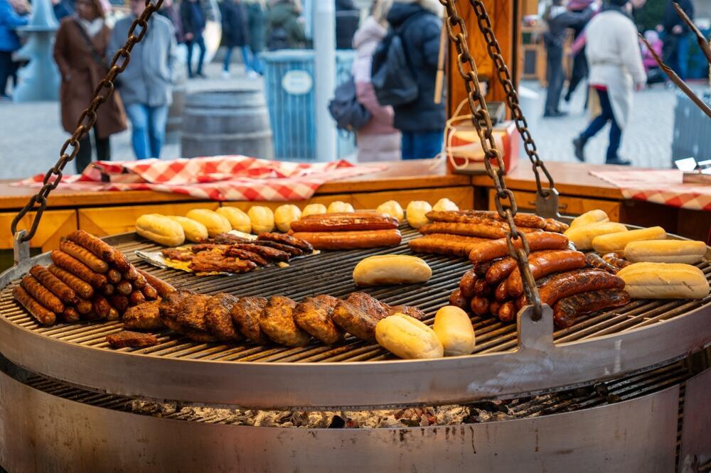 בראטוורסט וקציצות פריקדלן על גריל, ברלין