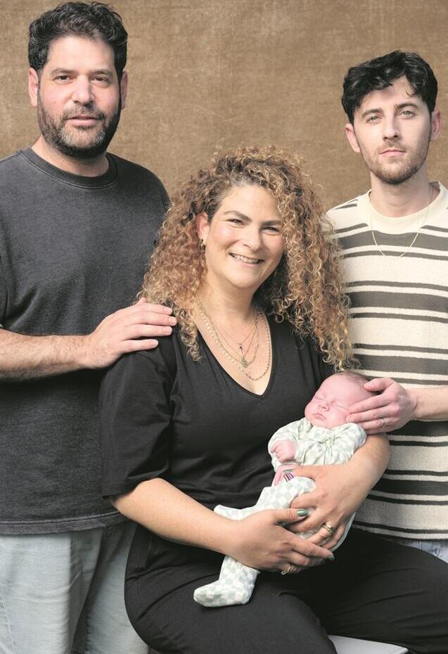 דוד לביא ובן זוגו איתי אמינוף, עם התינוקת רות דורותי לביא־אמינוף והפונדקאית בת חן גריבסקי (אסקוב)