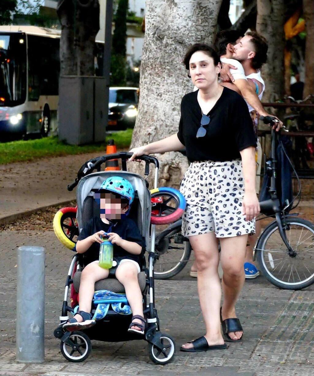 קלטת אותנו! (צילום: אמיר מאירי ) פפראצי גיתית פישר יחד עם הבן