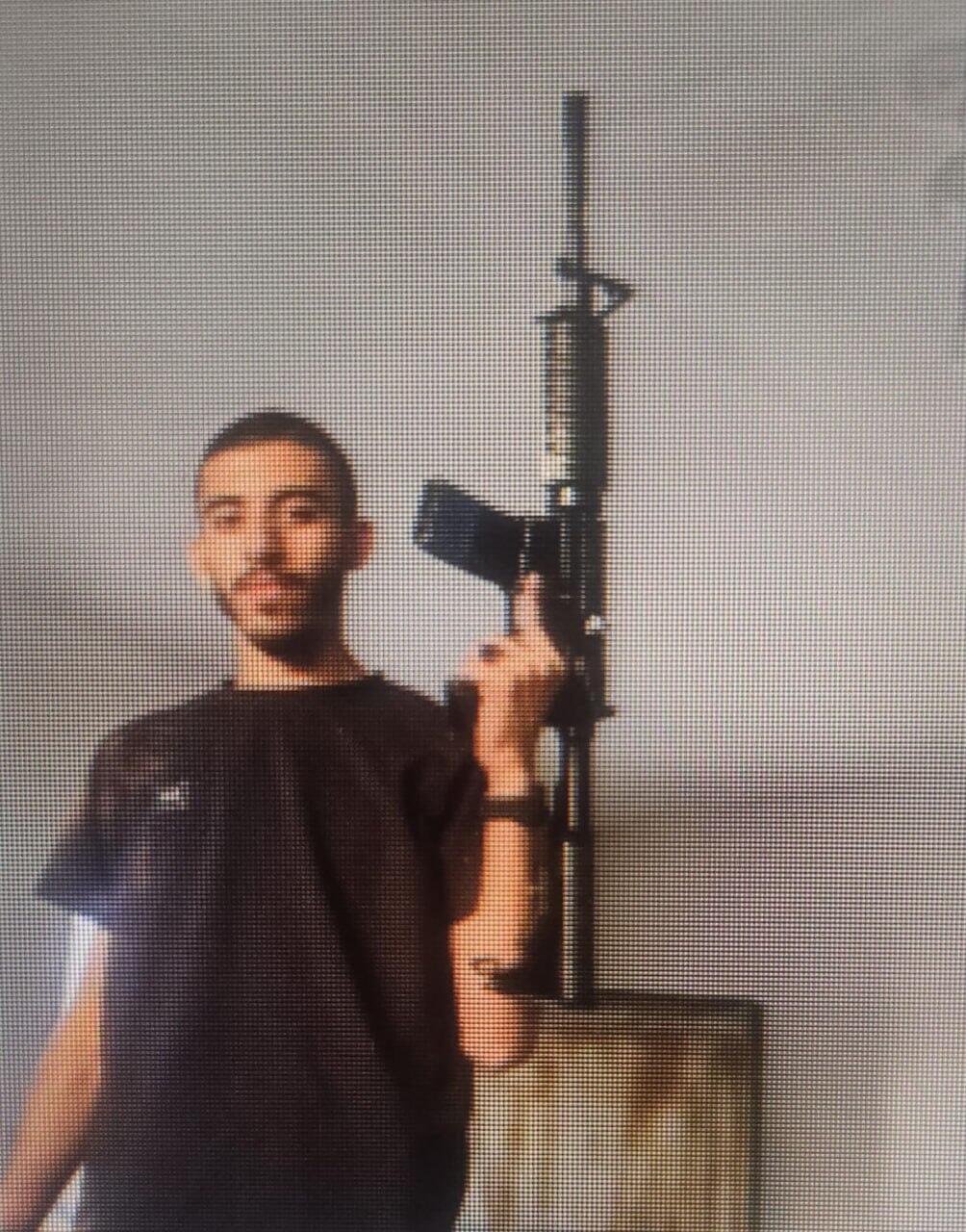Abdullah Gargawi and the weapon
(Photo: Police Spokesperson) עבדאללה גרגאוי