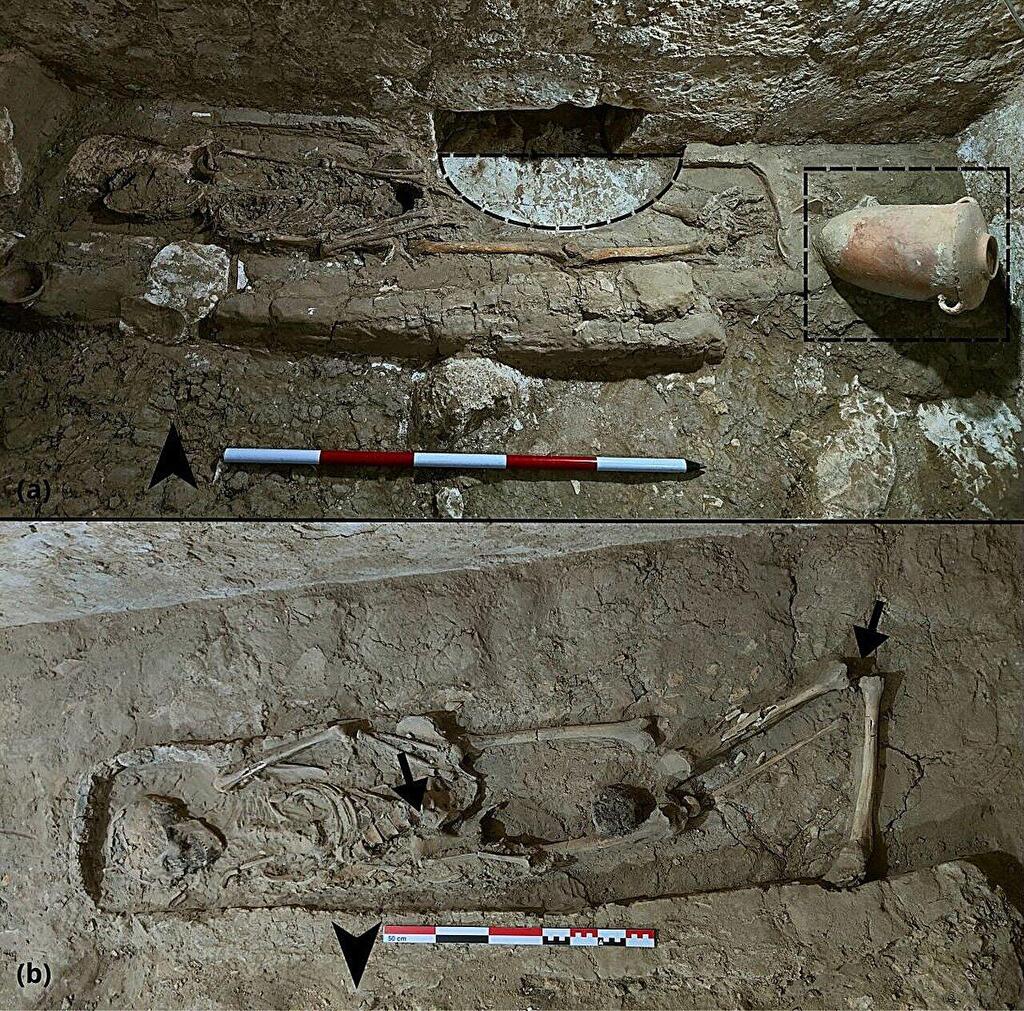 Evidence of disturbance and displacement affecting two mummified individuals in a burial chamber in the Theban Necropolis (Photo: Proyecto Dos Cero Nueve, Universidad de La Laguna/DR. Jared Carballo-Pérez) עדויות להפרעה ולהזזה שפגעו בשני פרטים חנוטים בחדר קבורה בנקרופוליס של תבאי
