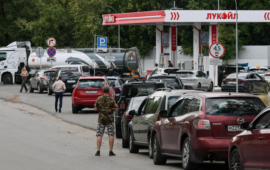 A line at a Moscow Lukoil gas station. (Photo: REUTERS/Anastasia Barashkova) מלחמת רוסיה אוקראינה משבר דלק תור ל תחנת דלק ב מוסקבה 17 אוגוסט 2026