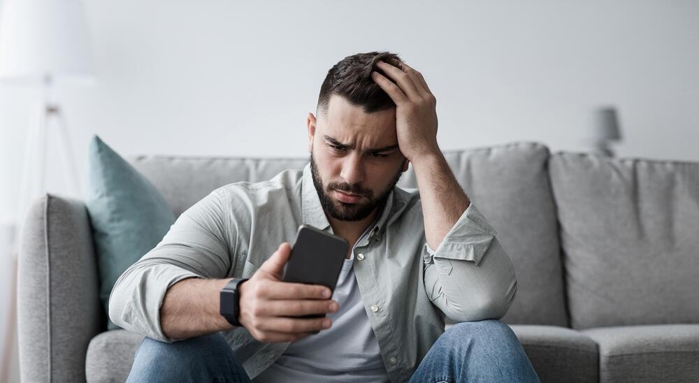 When AI becomes your therapist: The warning signs to watch (Photo: Shutterstock) בינה מלאכותית, טלפון, סמארטפון