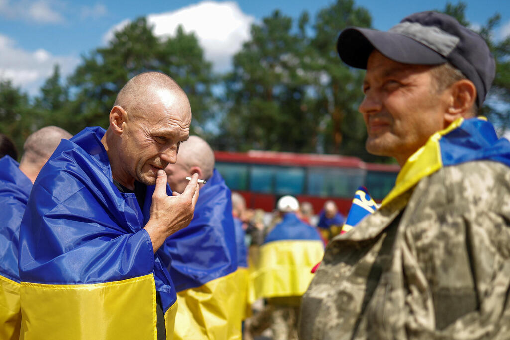 Ukrainian prisoners of war return home wrapped in their country's flag. 'We received letters, but beyond that we knew nothing' (Photo: REUTERS/Valentyn Ogirenko) מלחמת רוסיה אוקראינה שבויים אסירי מלחמה אוקראינים חוזרים הביתה 19 אוגוסט 2026