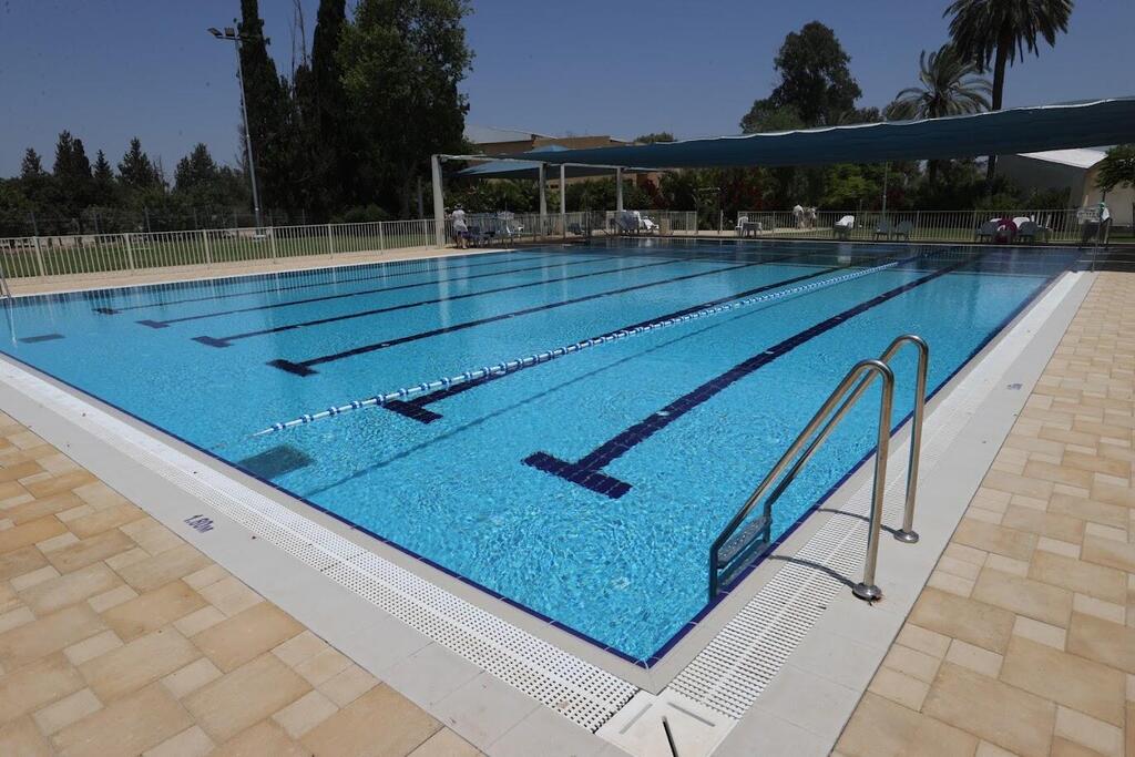The swimming pool at Kibbutz Nirim (Photo: Yigal Slavin, courtesy of the Tkuma Directorate) הבריכה בקיבוץ נירים