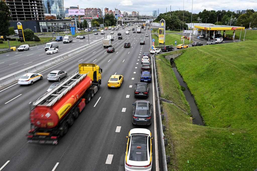 The shortage is expected to be felt as long as peak summer demand continues. A line at a gas station in the Russian capital (Photo: Igor IVANKO / AFP) מלחמת רוסיה אוקראינה משבר דלק תור ל תחנת דלק ב מוסקבה 19 אוגוסט 2026