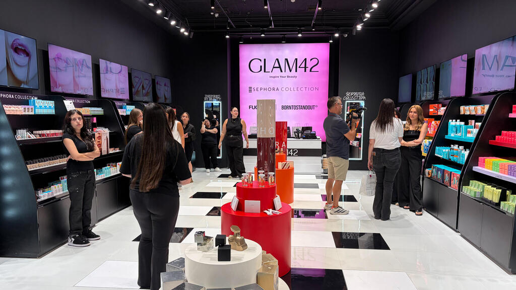 Магазины GLAM 42 с продукцией Sephora (Фото: Оз Муалем) לקוחות בפתיחת המכירה של מוצרי ספורה בקניון איילון
