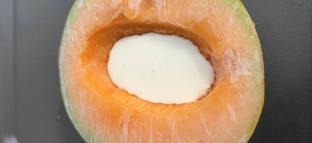 Add cream (Photo: Sapir Gordo) גלידת מלון
