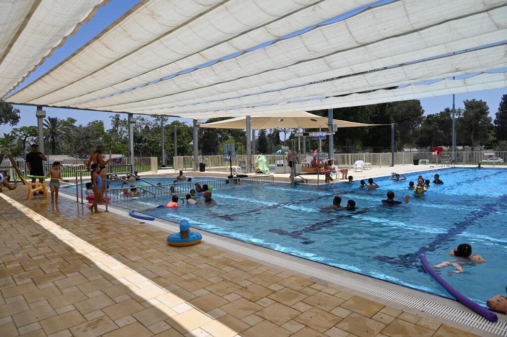 No memorial plaques or monuments to the massacre in the pool area at Kibbutz Kfar Aza (Photo: Zohar Shpak) הבריכה המשופצת בקיבוץ כפר עזה