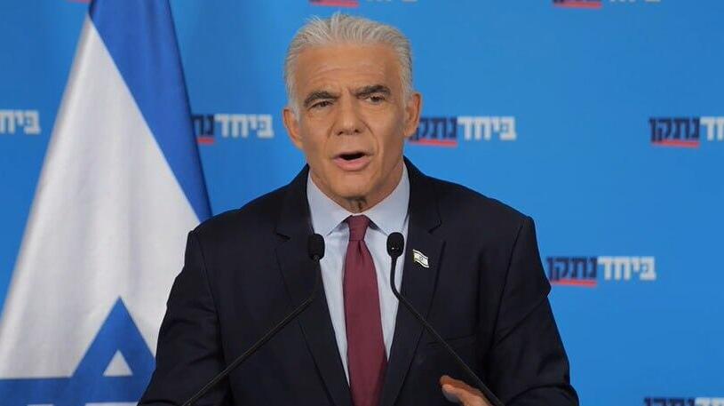 לפיד בצאתו מהפגישה עם נתניהו: "אין סיבה להכניס את הציבור לפאניקה"