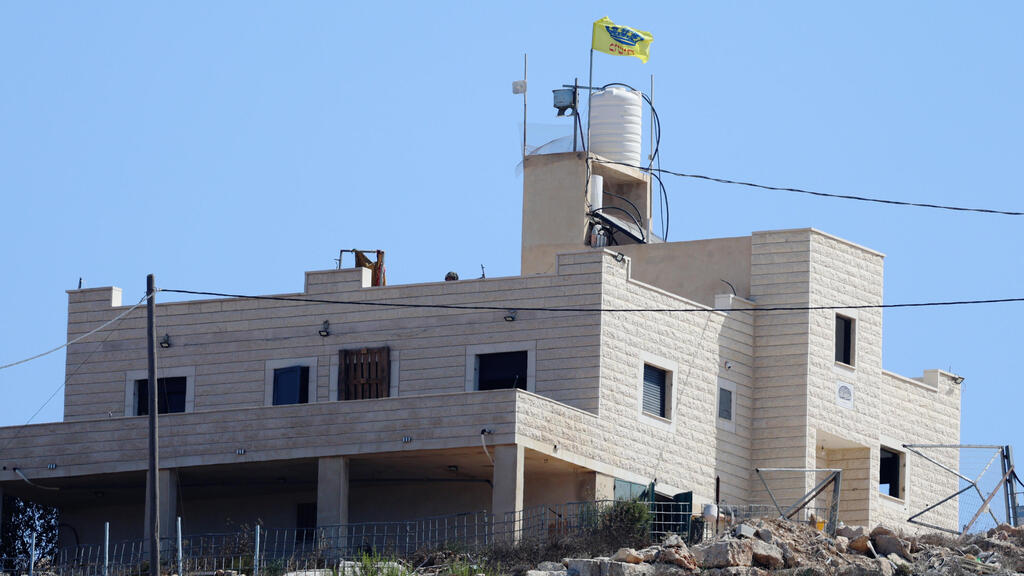 A ‘Messiah’ flag on the home of the Tubasi family’s sons in Jalud, where IDF soldiers are currently stationed (Photo: Shaul Golan) דגל "משיח" על בית הבנים של משפחת טובאסי בג'אלוד, שכרגע שוהים בו חיילי צה"ל