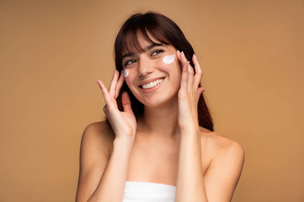 Treating pigmentation requires daily sun protection, avoiding stimulation of melanin and tailoring treatment to the specific type of dark spot (Photo: Shutterstock) עור פנים, טיפול פנים