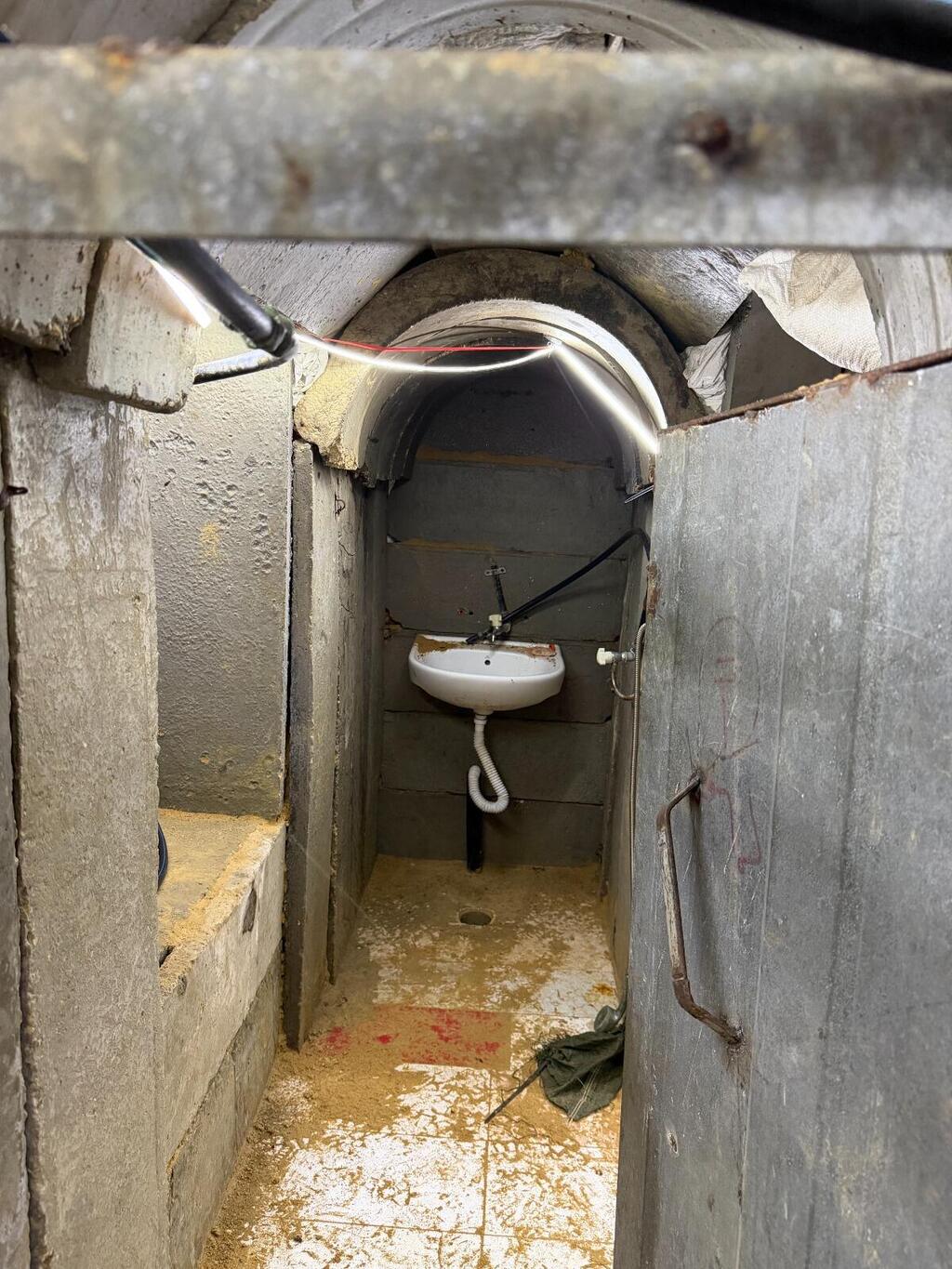 There is a reason the tunnels are flooded rather than blown up; a sink underground in the Gaza Strip (Photo: Ron Ben-Yishai) הכתב רון בן ישי ברצועת עזה