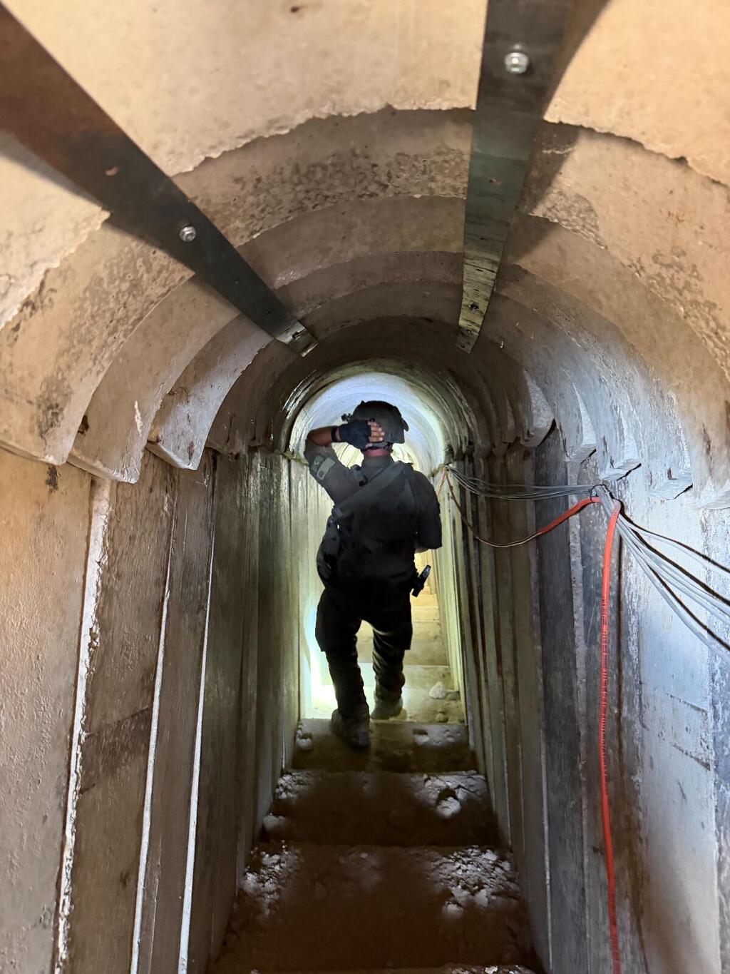 An IDF soldier in a Hamas tunnel this week (Photo: Ron Ben-Yishai) הכתב רון בן ישי ברצועת עזה