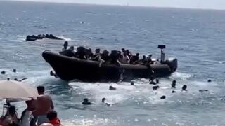ספרד סירת מהגרים מגיעה לחוף מלא תיירים מורסיה