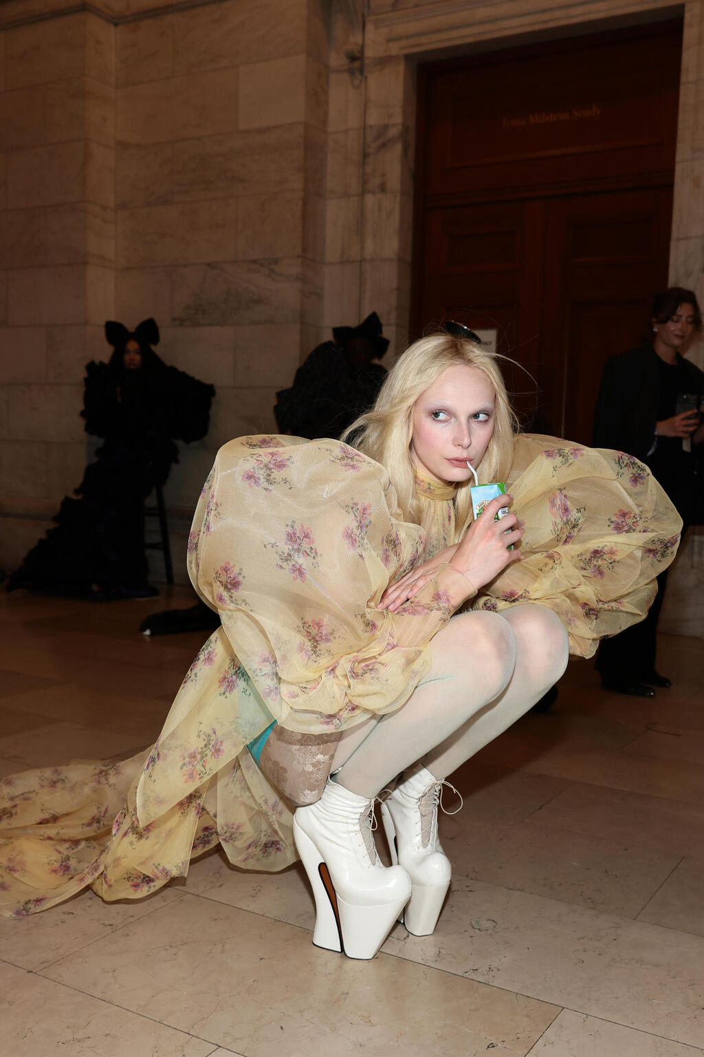 Backstage at Marc Jacobs' fall 2025 show (Photo: Dimitrios Kambouris/Getty Images for Marc Jacobs) אלכס קונסאני מאחורי הקלעים בתצוגת סתיו 2025 של מארק ג'ייקובס