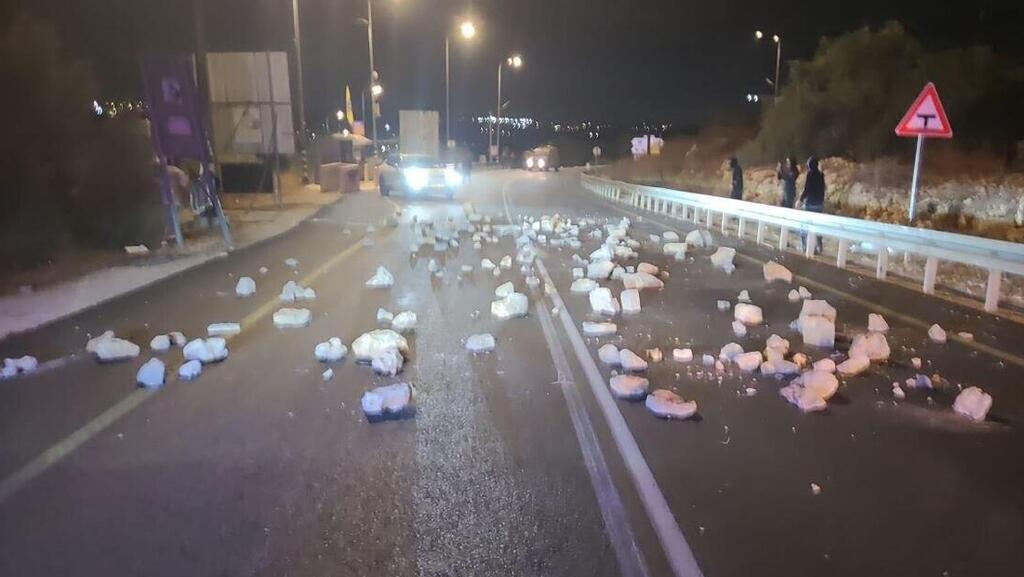 מתנחלים חסמו דרכים באמצעות אבנים