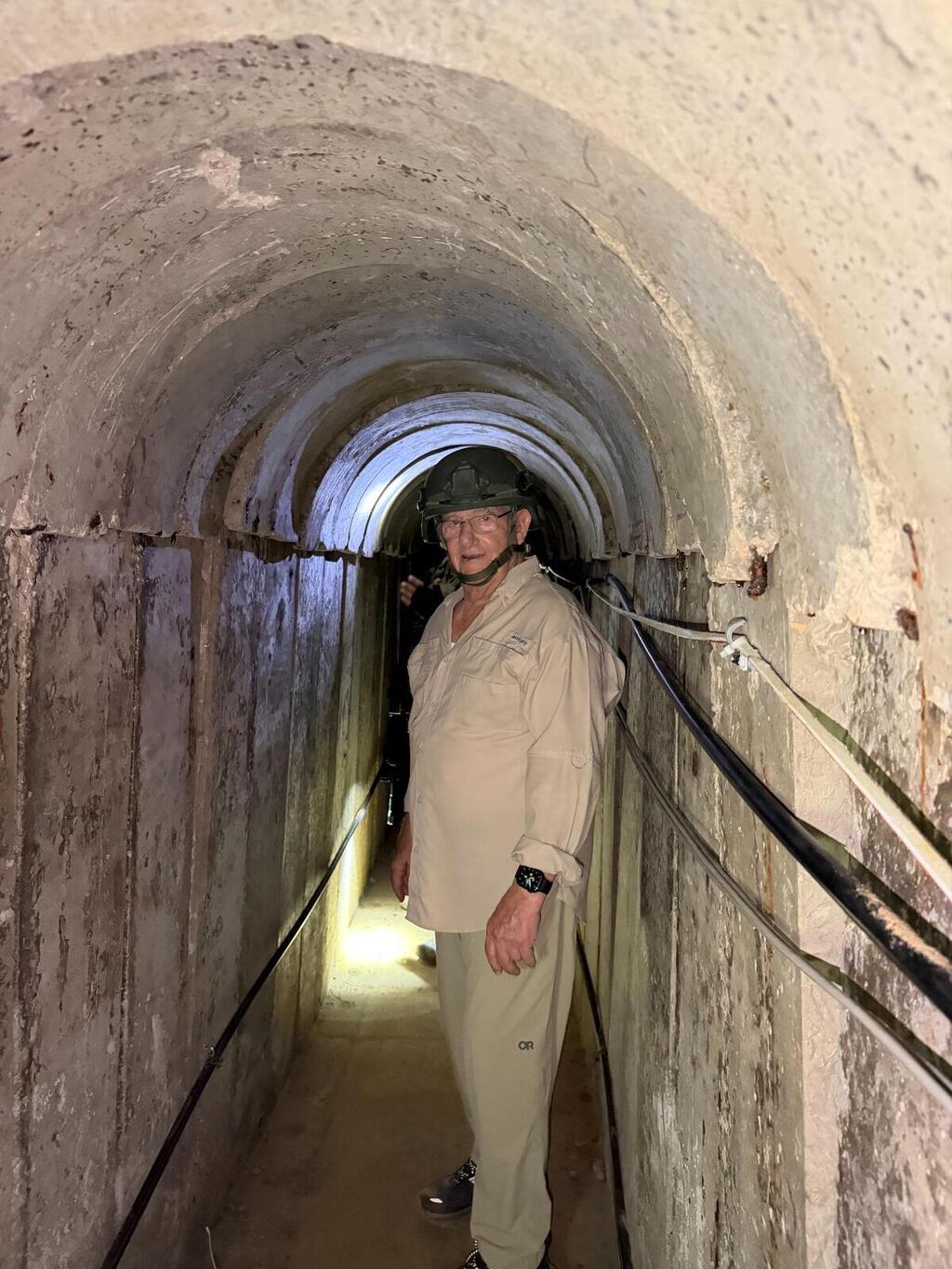 Ron Ben-Yishai in a Hamas tunnel (Photo: Ron Ben-Yishai) הכתב רון בן ישי ברצועת עזה