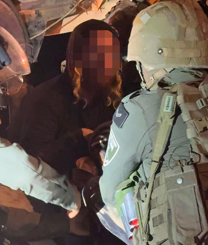 Один из задержанных поселенцев אחד המעוכבים