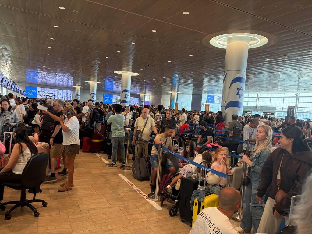 The massive congestion at Ben Gurion Airport caused by the surprise strike (Photo: Meir Turgeman) נוסעים ממתינים מהבוקר לצ'ק אין בנתב"ג