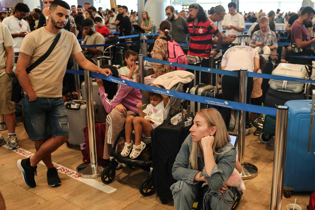 Anger and despair at Ben Gurion Airport (Photo: Jack GUEZ / AFP) עומס בנתב"ג