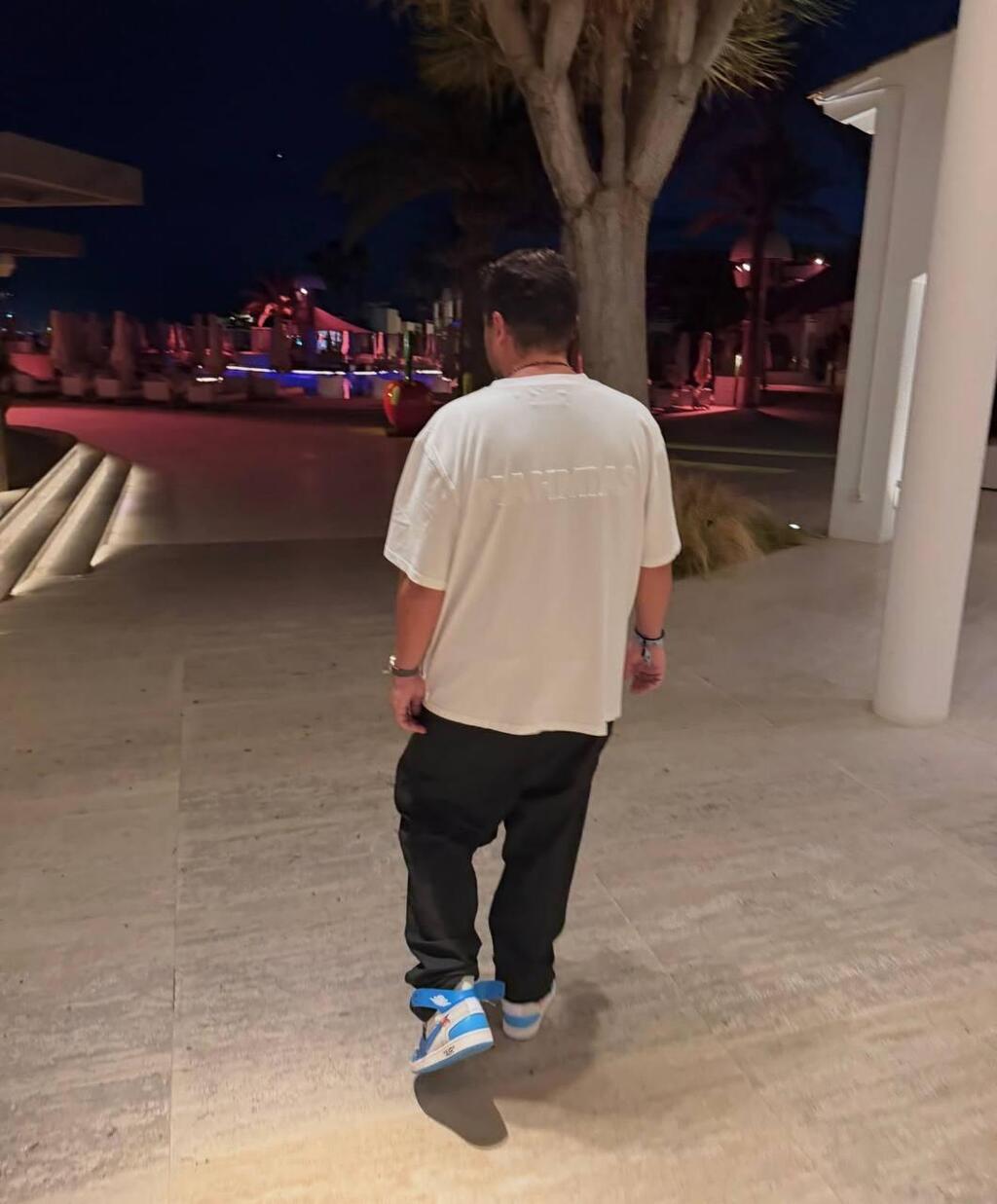 מי זה מביט בי מאחור? גרי דהן בפוסט של נטע מהחופשה הזוגית באיביזה (צילום מסך אינסטגרם) גרי דהן