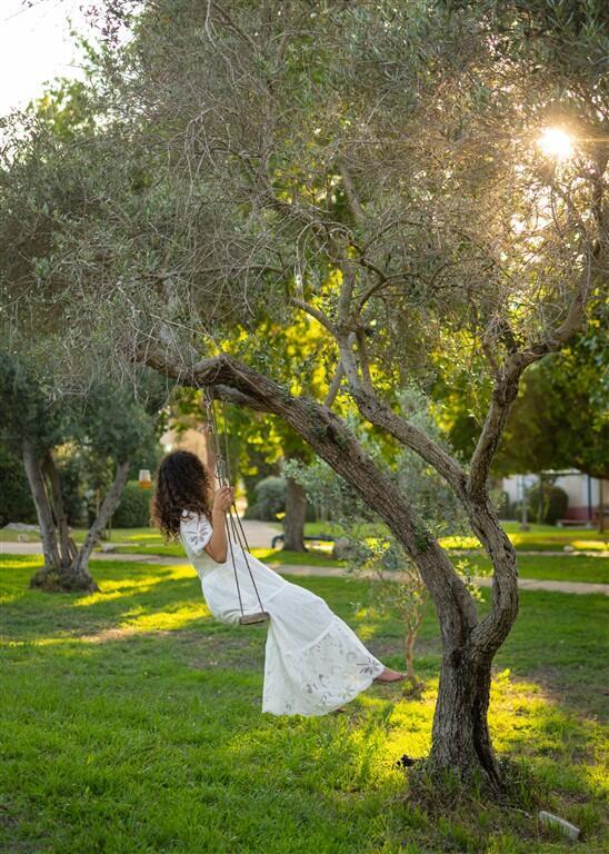 'Swing' (Photo: Maayan, from the 'Taken Out of Context' exhibition) נדנדה - מעיין