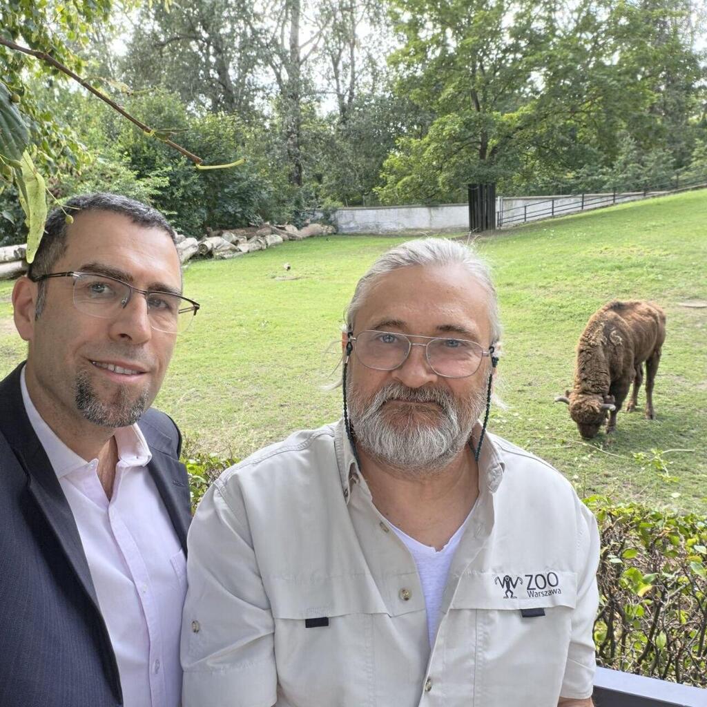 שגריר ישראל בפולין יעקב פינקלשטיין (משמאל) עם אחד מבכירי גן החיות