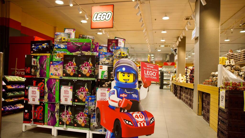 LEGO можно будет заказать вместе с продуктами (Фото: пресс-служба "Шуферсаль") מתחם הלגו באחד מסניפי שופרסל