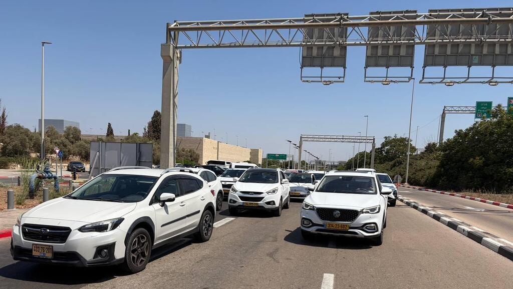 Пробка в аэропорту Бен-Гурион (Фото: Меир Турджеман) החסימות בכניסת נתב"ג