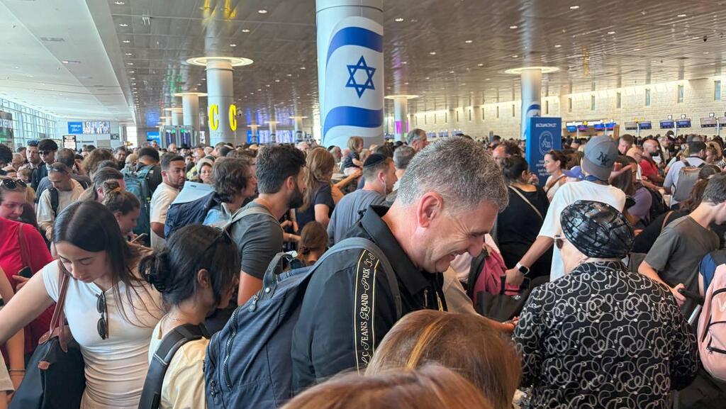 Пассажиры в аэропорту Бен-Гурион (Фото: Меир Турджеман) עומס בצ'ק אין בנתב"ג