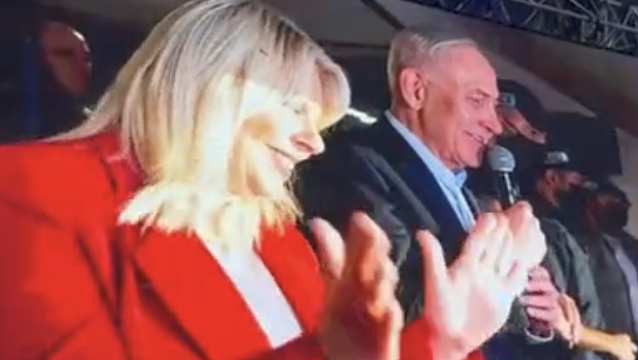 נתניהו הגיע בהפתעה להופעה של עדן בן זקן | צפו