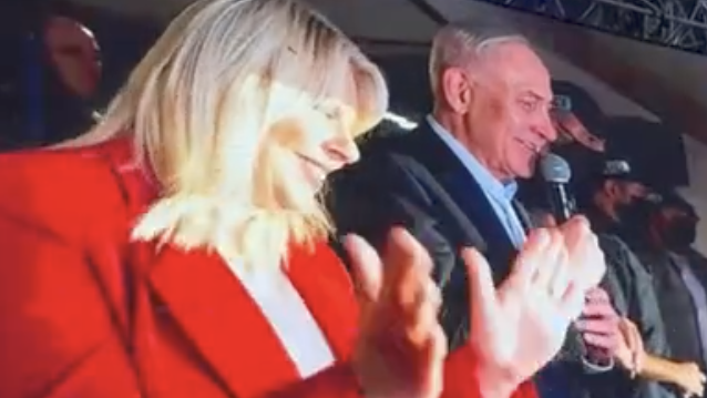 בנימין ושרה נתניהו בהופעה של עדן בן זקן