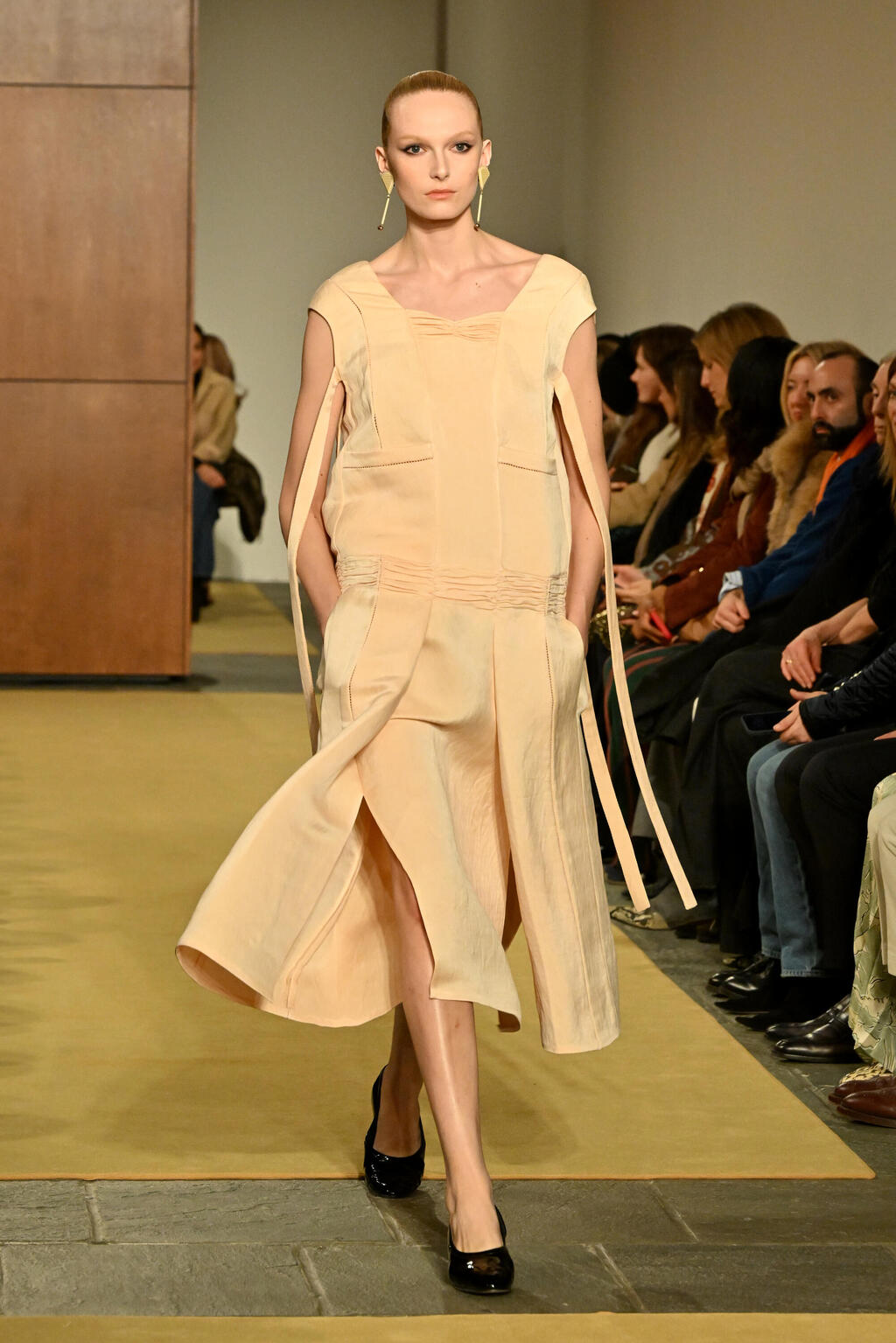 At Tory Burch's fall-winter 2026-27 show (Photo: Slaven Vlasic/Getty Images for Tory Burch) אלכס קונסאני באירוע של איב סן לורן ביוטי, 2026
