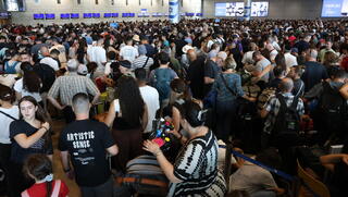 "שיגעון במטוס": עדויות הנוסעים והכאוס בתורי הענק