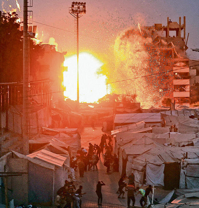 Strike in Gaza; Hamas uses civilians as human shields, but Israel struggles to explain this to the world (Photo: Dawoud Abu Alkas, Reuters) תקיפה בעזה. חמאס משתמש באוכלוסייה כמגן אנושי, אבל ישראל מתקשה להסביר זאת בעולם